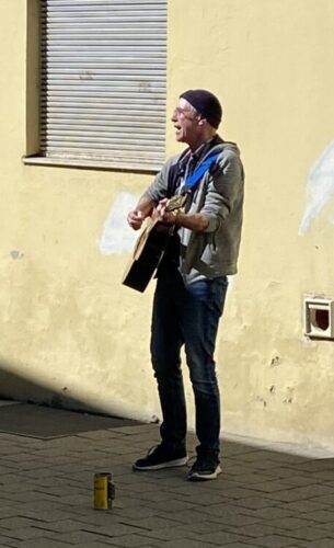 Gitarrenspieler beim Bücher-Basar